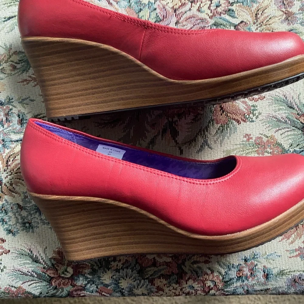 Crocs A-Leigh Leather Red Close Toe Wood Tone Stacked Platform Wedge Shoes 7W